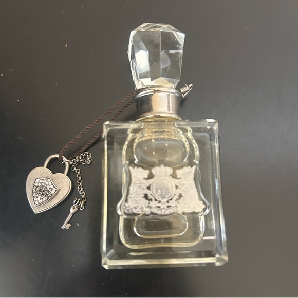 Juicy Couture Crystal-Top Perfume with Heart Charm. NWOT. 1oz. - Picture 2 of 6